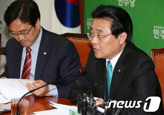 본문 이미지 - 민주당 전병헌 원내대표가 24일 오후 서울 여의도 국회의사당에서 열린 확대고위정책회의에서 모두발언을 하고 있다. 2013.5.24/뉴스1 © News1 오대일 기자