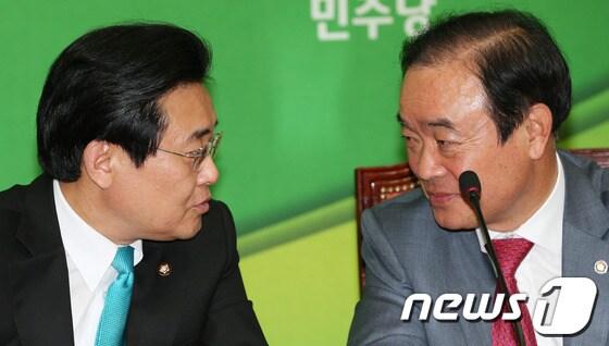 본문 이미지 - 민주당 전병헌 원내대표와 장병완 정책위의장이 24일 오후 서울 여의도 국회의사당에서 열린 확대고위정책회의에서 대화를 나누고 있다. 2013.5.24/뉴스1 © News1 오대일 기자