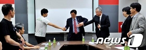 본문 이미지 - 24일 오후 서울역 KTX 회의실에서 열린 남양유업-남양유업대리점협의회 2차 교섭에서 우원식 민주당 최고위원이 협상에 앞서 곽주영 사측 대표위원(오른쪽)과 이창섭 남양유업대리점협의회 대표위원 손을 맞잡고 있다. 이날 2차 교섭은 결렬되는 듯 보였으나 우원식 민주당 최고위원의 적극 중재로 만남이 성사됐다. 2013.5.24/뉴스1 © News1   박지혜 기자