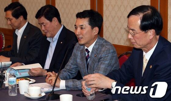 본문 이미지 - 박민식 새누리당 의원이 24일 오후 서울 여의도 국회 귀빈식당에서 열린 '일감 몰아주기 핵심 쟁점' 토론회에서 인사말을 하고 있다. 2013.5.24/뉴스1 © News1 송원영 기자