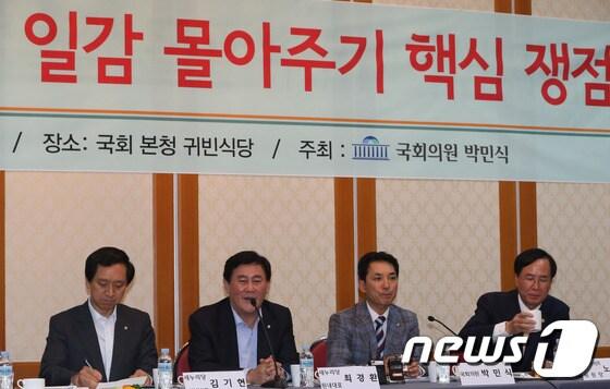 본문 이미지 - 최경환 새누리당 원내대표가 24일 오후 서울 여의도 국회 귀빈식당에서 열린 '일감 몰아주기 핵심 쟁점' 토론회에서 인사말을 하고 있다. 2013.5.24/뉴스1 © News1 송원영 기자