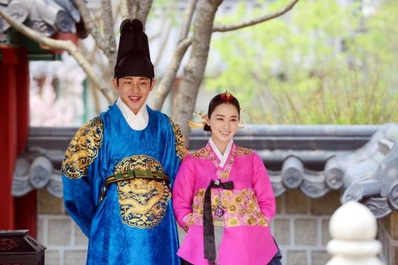 본문 이미지 - SBS 월화드라마 '장옥정, 사랑에 살다'의 유아인(왼쪽)과 김태희(SBS 제공). © News1  