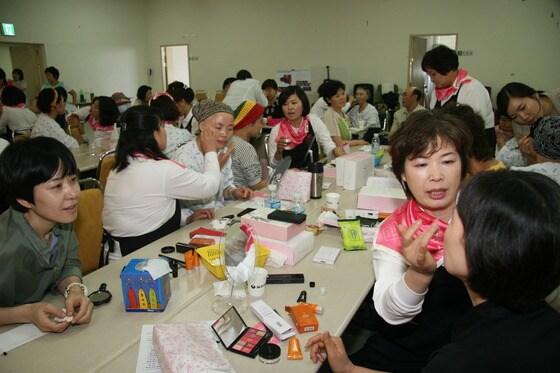 본문 이미지 - 울산대학교병원은 24일 본관 7층 강당에서 여성 암환우 50여 명이 참가한 가운데 '메이크업 유어 라이프(make up your life)' 캠페인을 개최했다./사진제공=울산대학교병원 © News1  