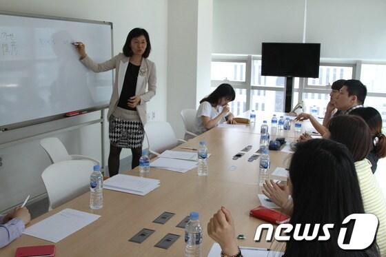 본문 이미지 - 동아대 이가언 교수가 학생들과 이야기를 나누고 있다.(동아대 제공)© News1 