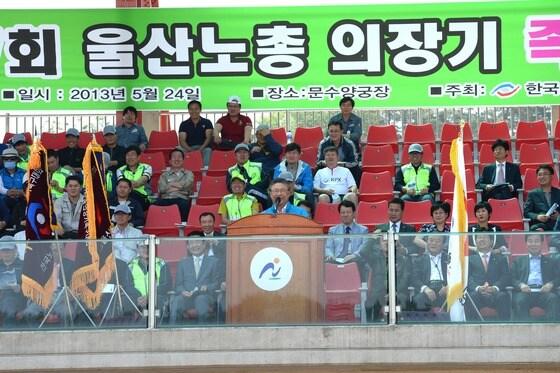 본문 이미지 - 한국노총 울산본부는 24일 남구 문수국제양궁장에서 지역 50개 기업이 참가한 가운데 제7회 의장기 족구대회를 열었다. 대회에 앞서 박맹우 울산시장이 인사말을 하고 있다. /사진제공=울산시 © News1  