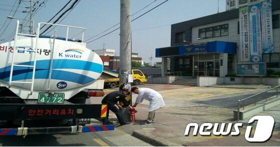 본문 이미지 -  K-water 전북본부가 기름유출로 인한 원수 취수 중단사태에 대비한 비상용수 충수 훈련을 벌이고 있다. © News1  