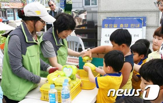 본문 이미지 - 24일 오후2시 시청광장에서 고사리 손으로 모든 동전을 가지고 행사에 참여한 어린이들의 모습이다. © News1 