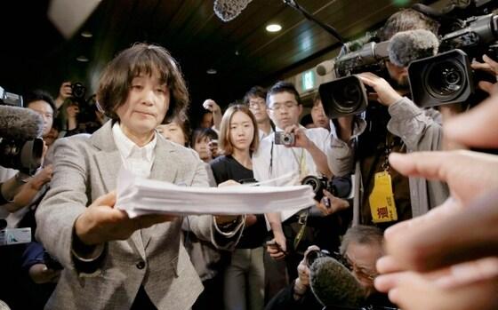 본문 이미지 - 방청자 위안부 문제 공동대표가 24일 위안부 관련 망언을 일삼는 하시모토 도루 시장앞으로 보내는 항의서를 오사카시청 직원에게 전달하고 있다. 일본을 항의방문중인 위안부피해자 김복동, 길원옥 할머니는 이날 하시모토와 면담을 가질 예정이었으나 이를 취소했다. © 로이터=News1 