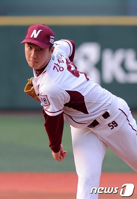 본문 이미지 - 강윤구가 21일 목동 SK전에 선발 등판했으나 4이닝을 채우지 못한 채 마운드를 내려갔다. 그러나 그는 