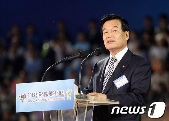 본문 이미지 - 서상기 국민생활체육회 회장이 24일 경북 안동시민운동장에서 열리고 있는 2013전국생활체육대축전 개막식에 참석해 축하하고 있다.2013.5.24/뉴스1 © News1 피재윤