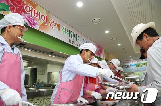 본문 이미지 - 24일 이철환 당진시장이 당진시종합복지타운 구내식당에서 급식 봉사활동을 벌였다. © News1 