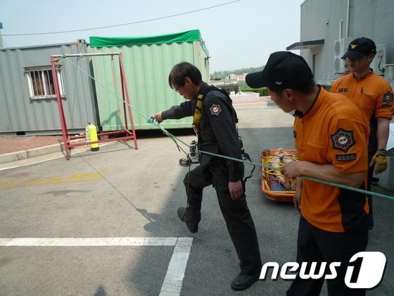 본문 이미지 - 현대제철 소방대가 당진119구조구급센터에서 소방전술훈련 체험을 하고 있다. © News1 