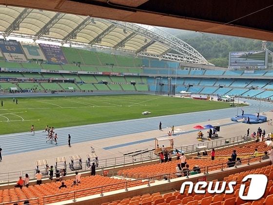 본문 이미지 - 꿈나무 선수들의 축제인 '제42회 전국소년체육대회'가 25일 대구시 일원에서 그 화려한 막을 열었다. 대회 첫날 대구스타디움. © News1 김규신 기자  