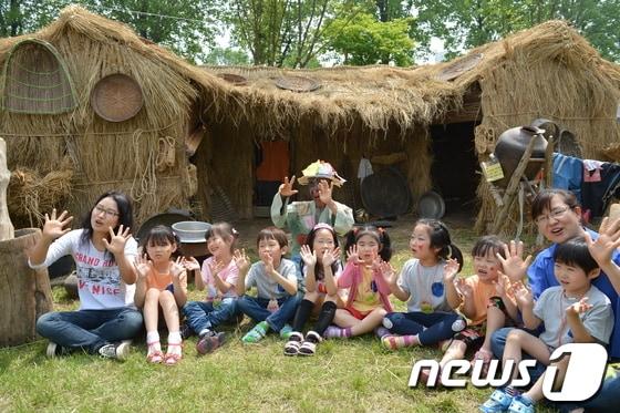 본문 이미지 - 볏짚으로 지어진 움막은 어린이뿐만 아니라 축제를 찾는 모든 이들이 사진촬영을 선호한다. 사진=음성군청 © News1 