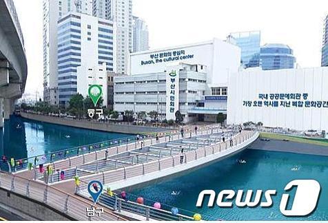 본문 이미지 - 개관 40주년을 맞이하는 부산시민회관 뒤편 동천 오작교 모습. © News1 