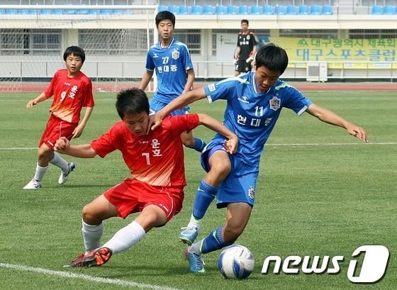 본문 이미지 - 25일 대구 북구 시민운동장에서 열린 '제42회 전국소년체육대회' 축구 남중부 1회전에서 울산 현대중(파란색 유니폼)과 충북 운호중 선수들이 치열한 볼다툼을 하고 있다. 이날 경기는 울산 현대중이 5-0으로 승리했다. 2013.5.25/뉴스1 © News1 변의현 기자
