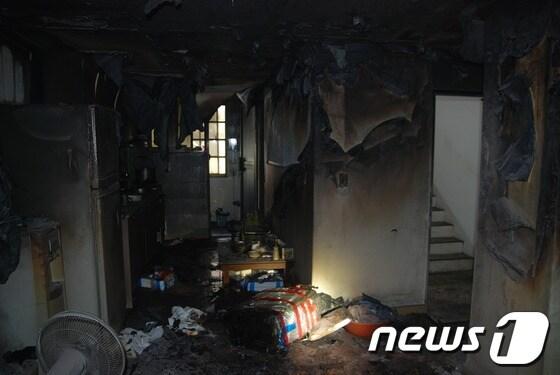 본문 이미지 - 25일 김해 선박 로프공장서 발생한 화재 현장. (경남소방본부 제공) © News1 
