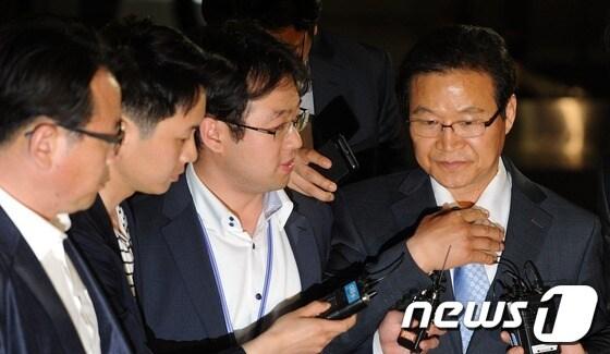 본문 이미지 - 김용판 전 서울지방경찰청장이 26일 새벽 서울 서초동 서울중앙지검에서 소환조사를 마친 뒤 귀가하고 있다. 김 전 청장은 지난 대선 직전 불거진 국정원 댓글 사건 수사 과정에서 수사 실무진에게 사건을 축소하라고 압력을 넣었다는 의혹을 받고 있다. 2013.5.26/뉴스1 © News1   박지혜 기자