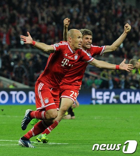 본문 이미지 - 바이에른 뮌헨의 아르연 로벤이 26일(한국시간) 영국 뉴웹블리 스타디움에서 펼쳐진 UEFA 챔피언스리그 결승전에서 결승골을 넣은 뒤 환호하고 있다.© AFP=News1  