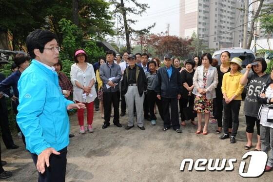 본문 이미지 - 염태영 수원시장, 24일 장안구  로드체킹/사진제공=수원시청 © News1  