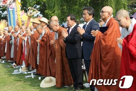 본문 이미지 - 충주세계조정선수권대회 성공을 기원하는 법회에 참석한 이종배 충주시장과 108산사순례단 모습. 사진제공=충주시 © News1 