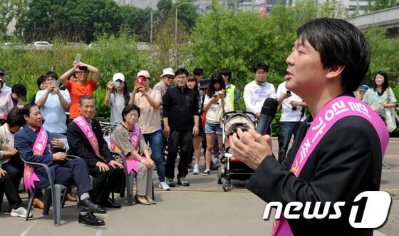본문 이미지 - 무소속 안철수 의원이 26일 오전 서울 노원구 창동교 중랑천변에서 열린 제 2회 노원 한문화축제 힐링가족 장생걷기대회에서 축사를 하고 있다. 2013.5.26/뉴스1 © News1 박정호 기자