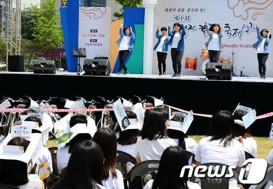 본문 이미지 - 25~26일 대전 중구가 서대전시민공원에서 개최한 청소년문화존 행사 장면© News1  