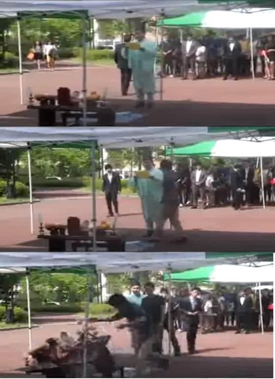 본문 이미지 - 24일 목원대 신학대 학생이 같은 학교 국문과에서 진행하는 고사제에 난입해 상을 엎고 있다. © News1 