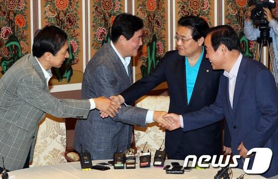 본문 이미지 - 새누리당 최경환 원내대표와 민주당 전병헌 원내대표가 26일 오후 서울 여의도 국회 사랑재에서 열린 여야 원내대표단 회동에 앞서 악수를 하고 있다. 왼쪽부터 김기현 정책위의장, 최경환 원내대표, 민주당 전병헌 원내대표, 장병완 정책위의장. 여야는 이날 회동에서 6월 국회 의사일정을 조율하는 한편 일자리 창출 법안, 경제민주화 입법, 통상임금 논란 등 6월 국회 주요 현안에 대해 의견을 나눴다. 2013.5.26/뉴스1 © News1 허경 기자