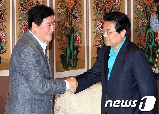 본문 이미지 - 새누리당 최경환 원내대표와 민주당 전병헌 원내대표가 26일 오후 서울 여의도 국회 사랑재에서 열린 여야 원내대표단 회동에 앞서 악수를 하고 있다. 여야는 이날 회동에서 6월 국회 의사일정을 조율하는 한편 일자리 창출 법안, 경제민주화 입법, 통상임금 논란 등 6월 국회 주요 현안에 대해 의견을 나눴다. 2013.5.26/뉴스1 © News1 허경 기자