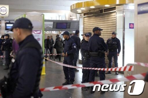 본문 이미지 - 프랑스 파리 상업지구 라데팡스에서 25일(현지시간) 흉기를 든 남성이 전철역을 순찰 중이던 군인의 목을 찌르고 달아났다. 용의자는 약 190cm의 큰 키에 이슬람교도들이 쓰는 모자를 착용한 남성으로 알려졌다. 최근 런던에서도 군인을 노린 흉기 테러가 발생해 이슬람 급진주의에서 비롯된 새로운 유형의 테러가 출현하기 시작했다는 우려가 제기되고 있다. © AFP=News1 