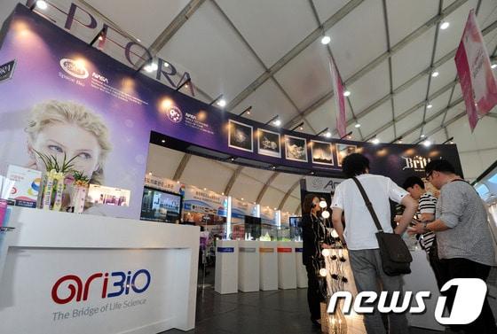본문 이미지 - 오송뷰티박람회장에 마련된 아리바이오 전시장 © News1 김용빈기자 