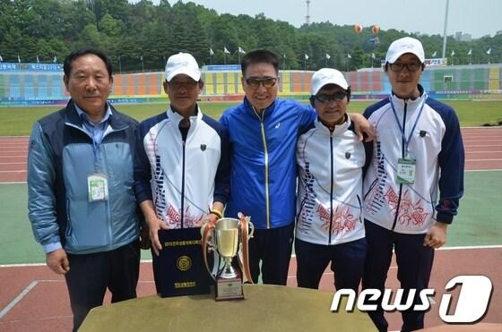 본문 이미지 - 2013 전국생활체육대축전 마지막날인 26일 경북 안동시민운동장에서 열린 육상 경기 시상식에서 종합2위로 트로피를 받은 울산 육상선수단. 정도영 울산시생활체육회 사무처장(왼쪽 첫 번째)과 배달식 생활체육 울산시육상연합회장(가운데)이 선수단을 격려하고 있다. /사진제공=울산시생활체육회 © News1  
