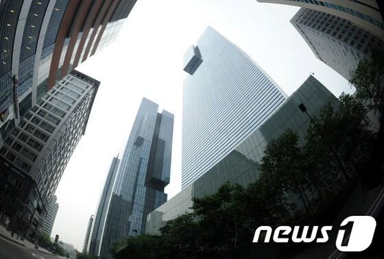 본문 이미지 - 서울 서초동에 있는 삼성전자 사옥.2013.5.26/뉴스1 © News1   박정호 기자
