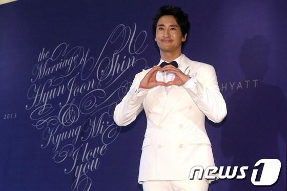 본문 이미지 - 배우 신현준이 26일 오후 용산구 한남동 그랜드하얏트서울에서 열린 결혼 기자회견에서 포토타임을 갖고 있다. 신현준의 결혼 상대자는 12세 연하의 재미교포로 1년여 동안 교제했다. 2013.5.26 머니투데이/뉴스1 © News1 