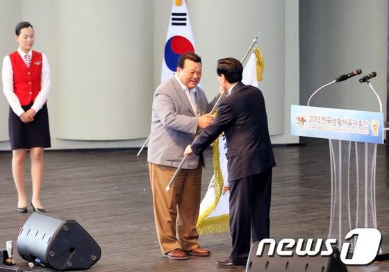 본문 이미지 - 26일 경북 안동시 탈춤공연장 전국생활체육대축전 폐회식에서 차기 개최지인 강원도로 대회기가 이양되고 있다. © News1 