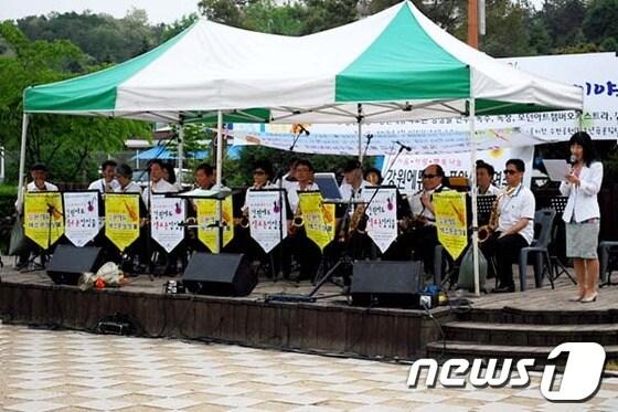본문 이미지 - 춘천시 공지천에서 공지냇가 공연이 열렸다. 홍성우기자© News1 