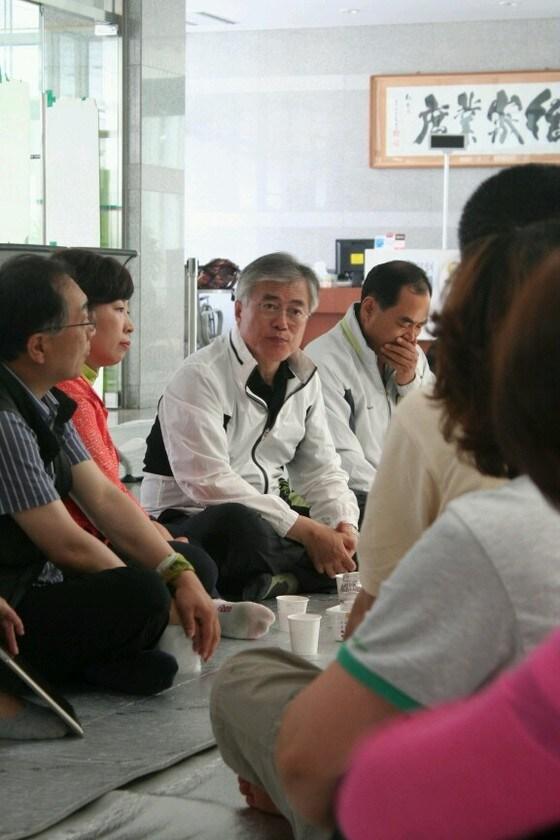 본문 이미지 - 문재인 민주당 의원이 26일 경남 진주시 진주의료원을 방문해 조합원들과 간담회를 갖고 있다. © News1 