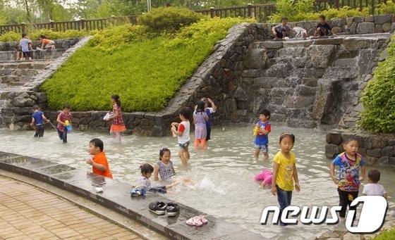 본문 이미지 - 26일 치악체육관 앞 분수광장에서 아이들이 물장난 치고있다© News1 홍성우 기자  