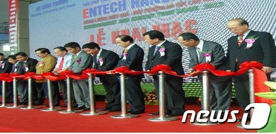 본문 이미지 - 2012년 개최된 제4회 하노이국제환경·에너지산업전시회 개막식 모습.&#40;부산시 제공&#41;© News1 