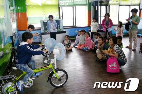 본문 이미지 - 포항환경학교를 찾은 시티투어 관광객들./사진제공=포항시© News1 
