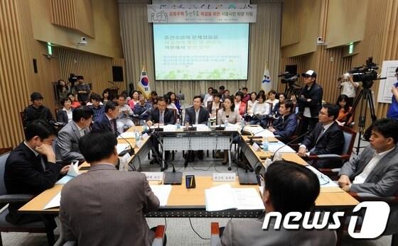 본문 이미지 - 지난달 28일 서울 중구 서울시청 3층 대회의실에서 서울시 '층간소음 분쟁 해결책 모색 타운미팅'이 열리고 있다. © News1 손형주 기자