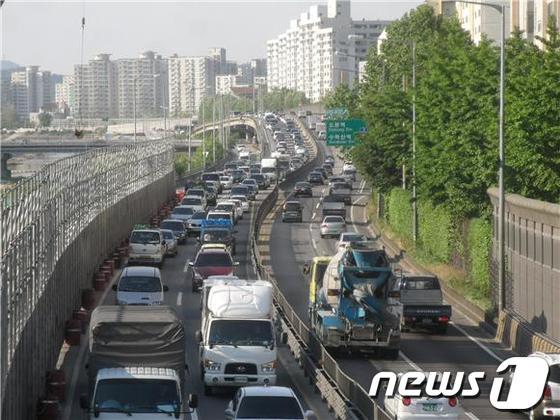 본문 이미지 - 정체를 빚고 있는 동부간선도로. 서울시는 '2030 서울시 도시기본계획'을 통해 동부간선도로 지하화를 확정하고 동북4구 개발을 진행하면서 지하화 사업을 위한 절차 등을 검토하기로 했다/사진= 박정양 기자© News1