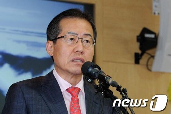 본문 이미지 - 홍준표 경남도지사가 29일 오후 경남도청 대회의실에서 진주의료원 폐업 결정에 관련하여 기자회견을 가지고 있다. 2013.5.29/뉴스1 © News1 전혜원 기자