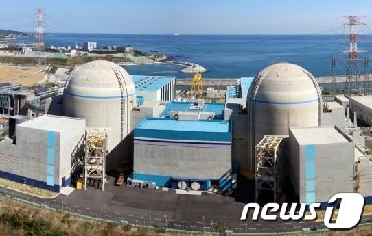 본문 이미지 - 사진 오른쪽이 신고리 1호기, 왼쪽이 신고리 2호기다. &lt;자료 사진&gt; © News1 