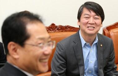 본문 이미지 - 국회 보건복지위원회에 배정된 안철수 의원(무소속)이 29일 오후 서울 여의도 국회 보건복지위원장실을 방문해 오제세 위원장과 대화를 나누며 활짝 웃고 있다. 2013.5.29/뉴스1 © News1   오대일 기자
