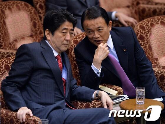 본문 이미지 - 아베 신조 일본 총리(왼쪽)과 아소 다로 부총리 겸 재무상 ©AFP=News1 