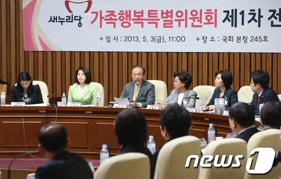 본문 이미지 - 황우여 새누리당 대표가 3일 오전 서울 여의도 국회에서 열린 가족행복특별위원회 전체회의에서 모두 발언을 하고 있다. 2013.5.3/뉴스1 © News1 송원영 기자