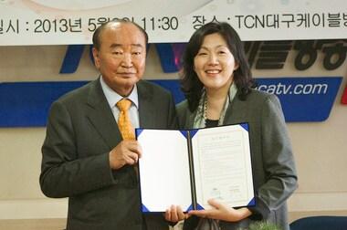 본문 이미지 - 이현태 TCN 회장(왼쪽)과 손지애 아리랑TV사장이 3일 공동사업 추진 등에 관한 업무협약을 맺었다./사진제공=TCN© News1 