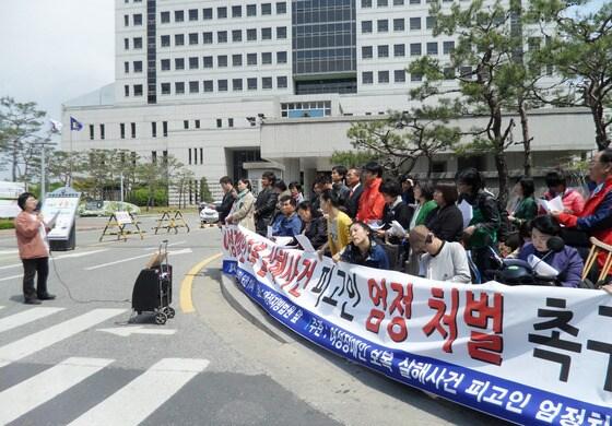 본문 이미지 - 여성장애인 보복살해사건 가해자 엄정처벌 촉구 공동대책위원회는 2일 오전 11시 대전지방법원 앞에서 기자회견을 열고 “재판부는 심신미약을 주장하며 파렴치함을 보이는 가해자 성모씨(62)를 엄정 처벌해야 한다”고 주장했다. © News1 임정환 기자